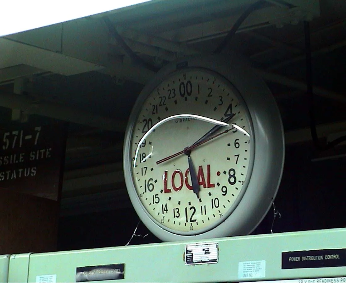 A clock with 24 hours on the dial instead of 12, points at eleven past eleven.