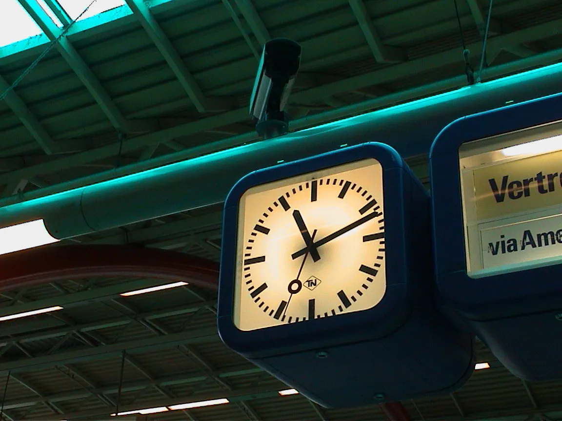 According to this station clock it is 12 past eleven.