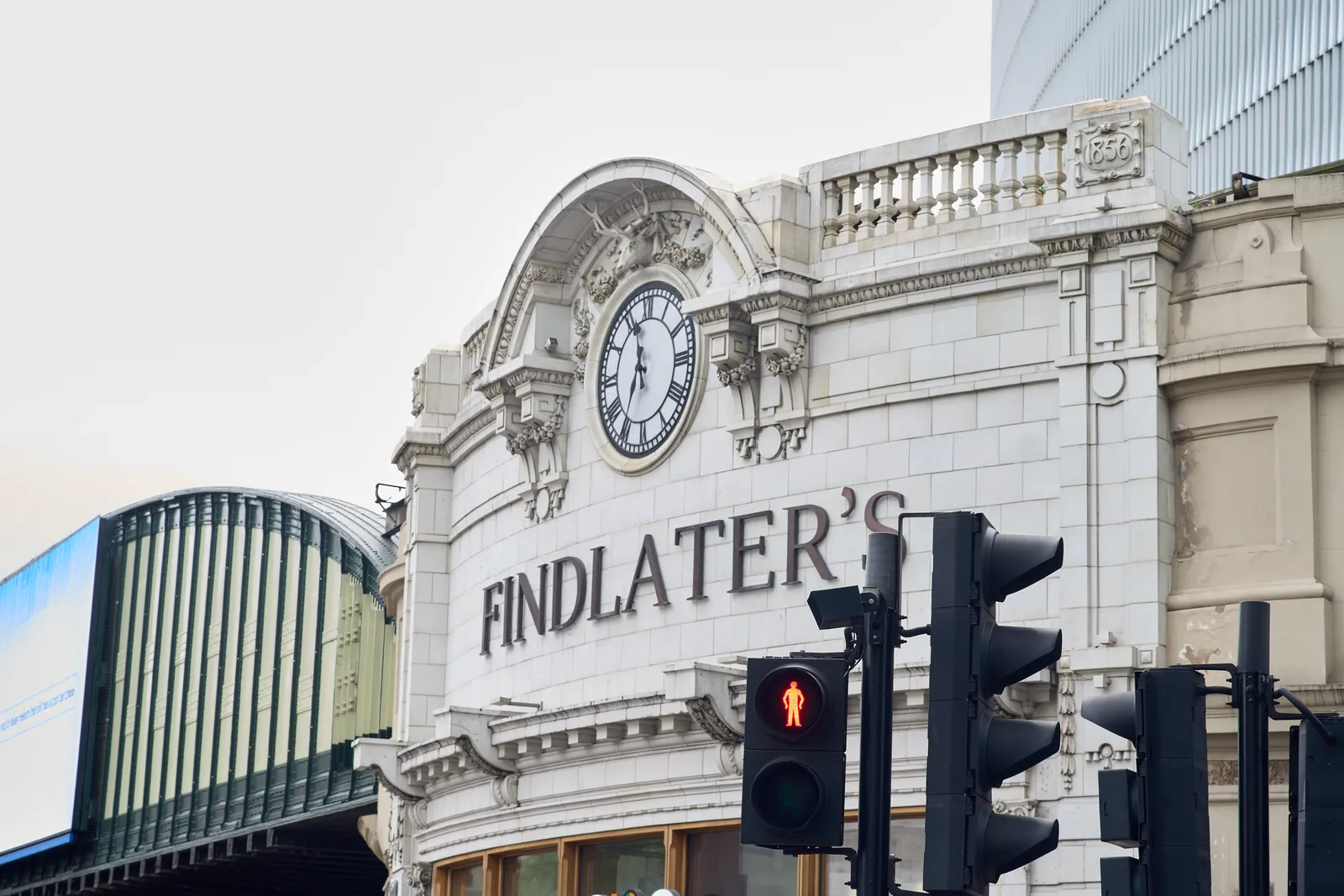 On a posh, white facade it says Findlater’s. Above this word there’s a clock that points at 35 minutes past eleven.