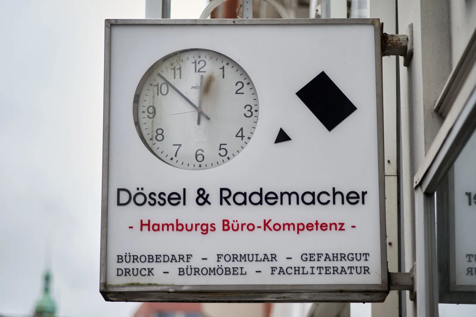 There’s a clock in the sign for the Dössel & Rademacher offices. It points at 8 minutes to 12.