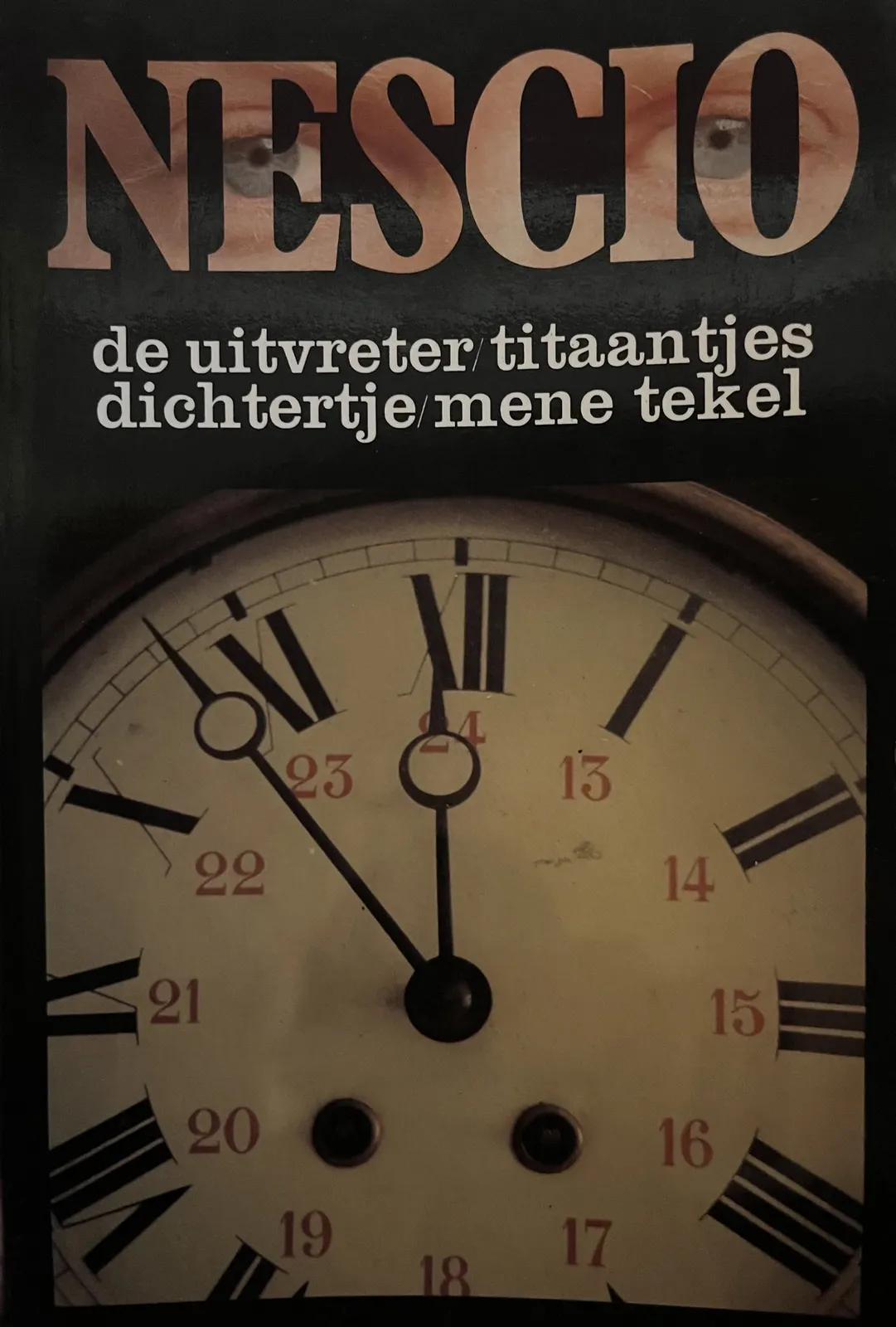 A book cover of the De Uitvreter, Titaantjes, Dichtertje and Mene Tekel. On the cover of this particular edition by the famous Dutch writer Nescio there’s a closeup of a clock. It has roman numerals for the hours one to twelve, and in a smaller circle, the numbers thirteen to twenty four in Arabic numerals. The clock on this book cover points at seven minutes to twelve.