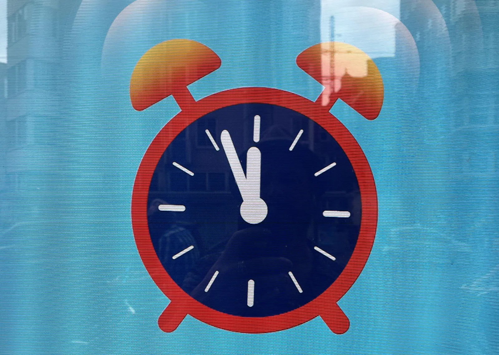 An animated cartoony alarm clock in a digital advertisement points at four minutes to 12.