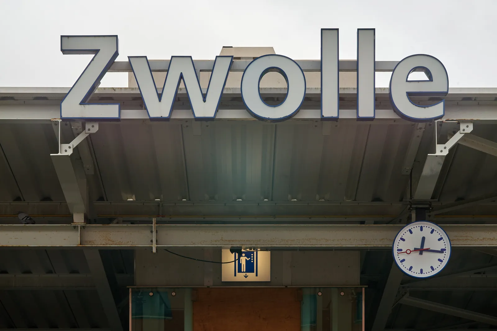It says Zwolle in enormous letters. Below these letters there’s a clock. It points at 16 past 12.