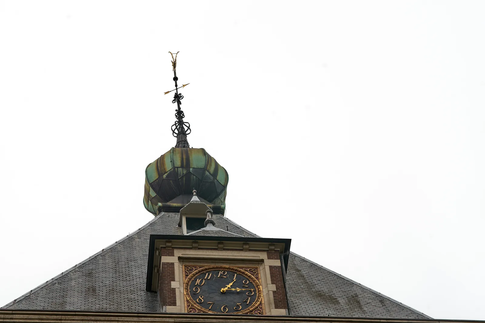 It is 13 past one on this clock on the Tropenmuseum in Amsterdam. 