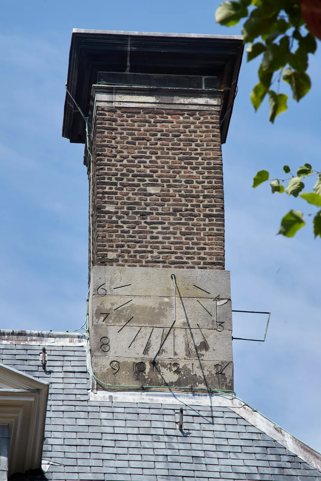 A south facing sundial attached to a chimney in Leiden. It points at approximately 19 minutes past one.