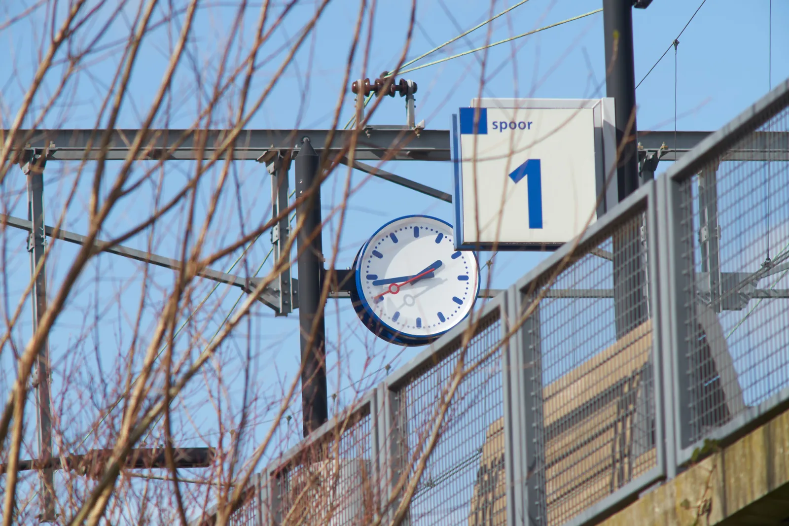 On platform number 1 there’s a clock that points at 17 minutes to two.