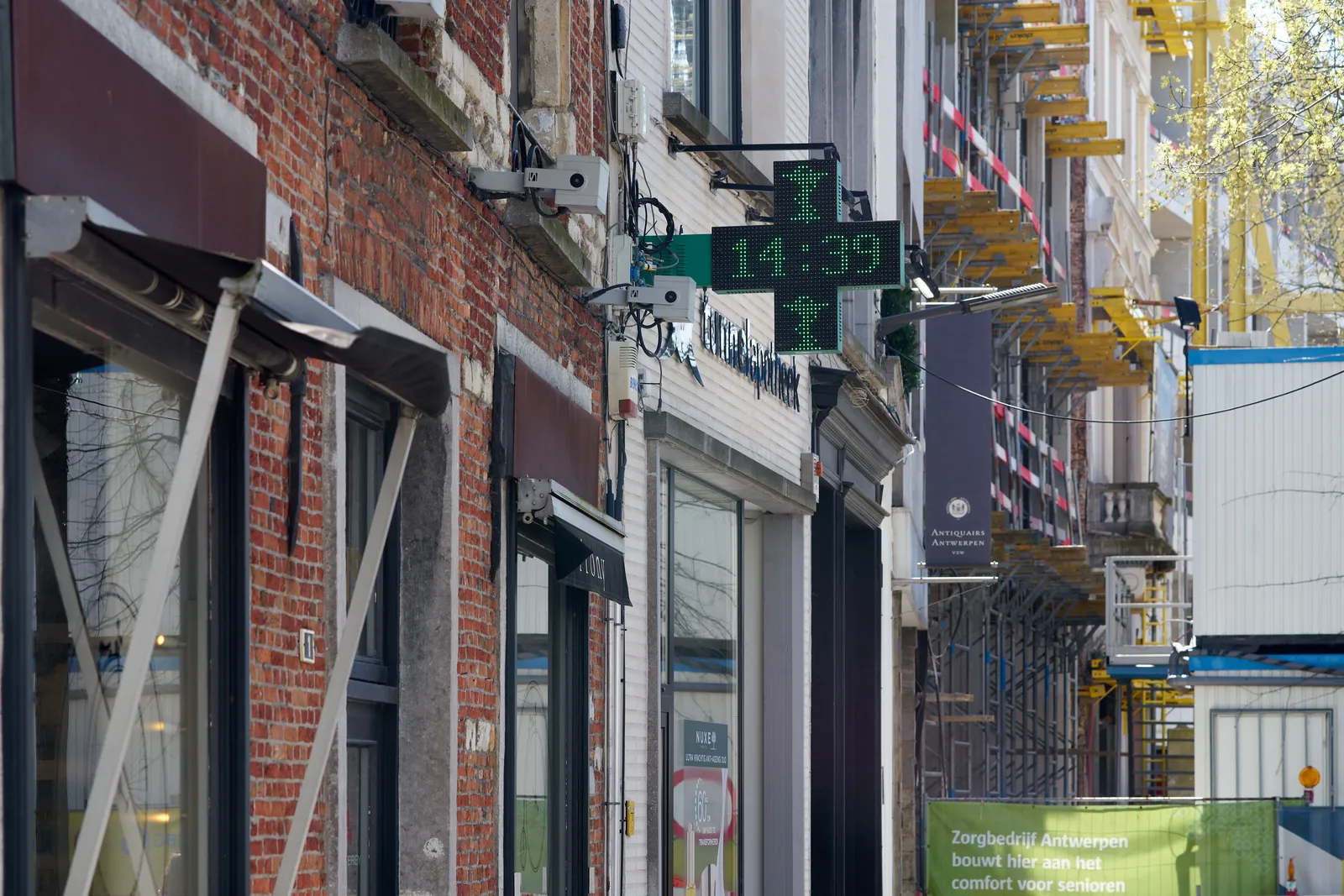 According to this digital clock, attached to a facade, it is 14:39.