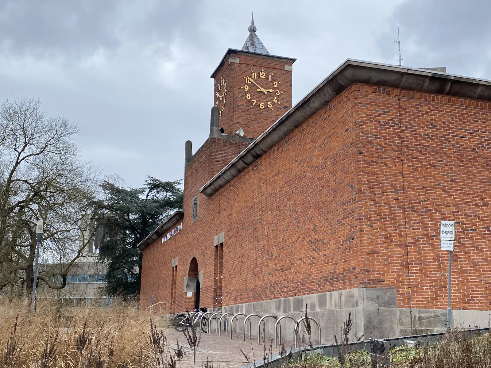 A large brick building. If it didn’t say Van Abbemuseum on the facade you might think it’s a church. There’s a tower on this museum, with a clock on it which points at 9 to 3.