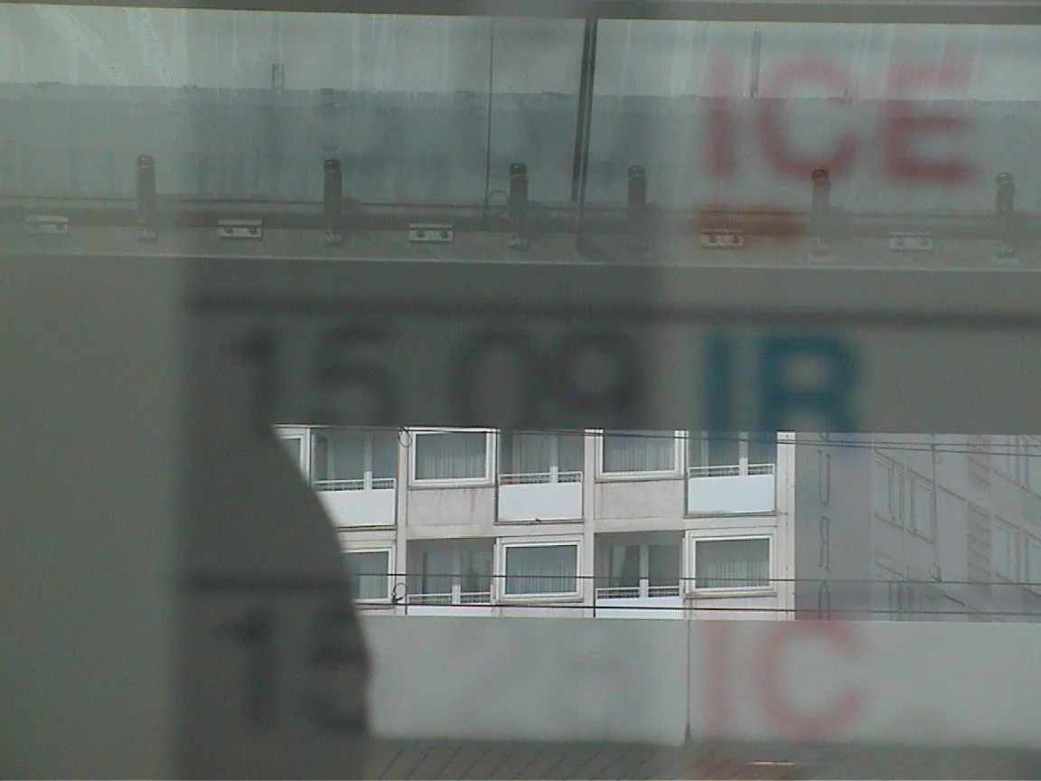 In the reflection in the glass it says 15:09