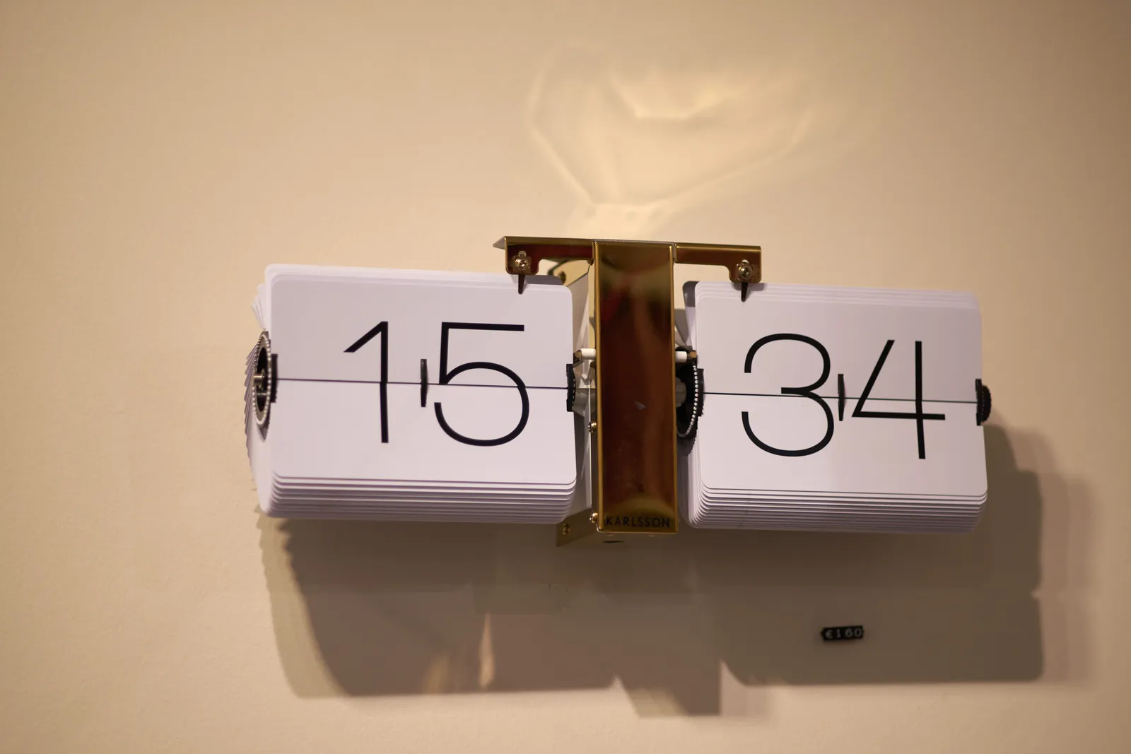 On this mechanical flip clock it is 15:34.
