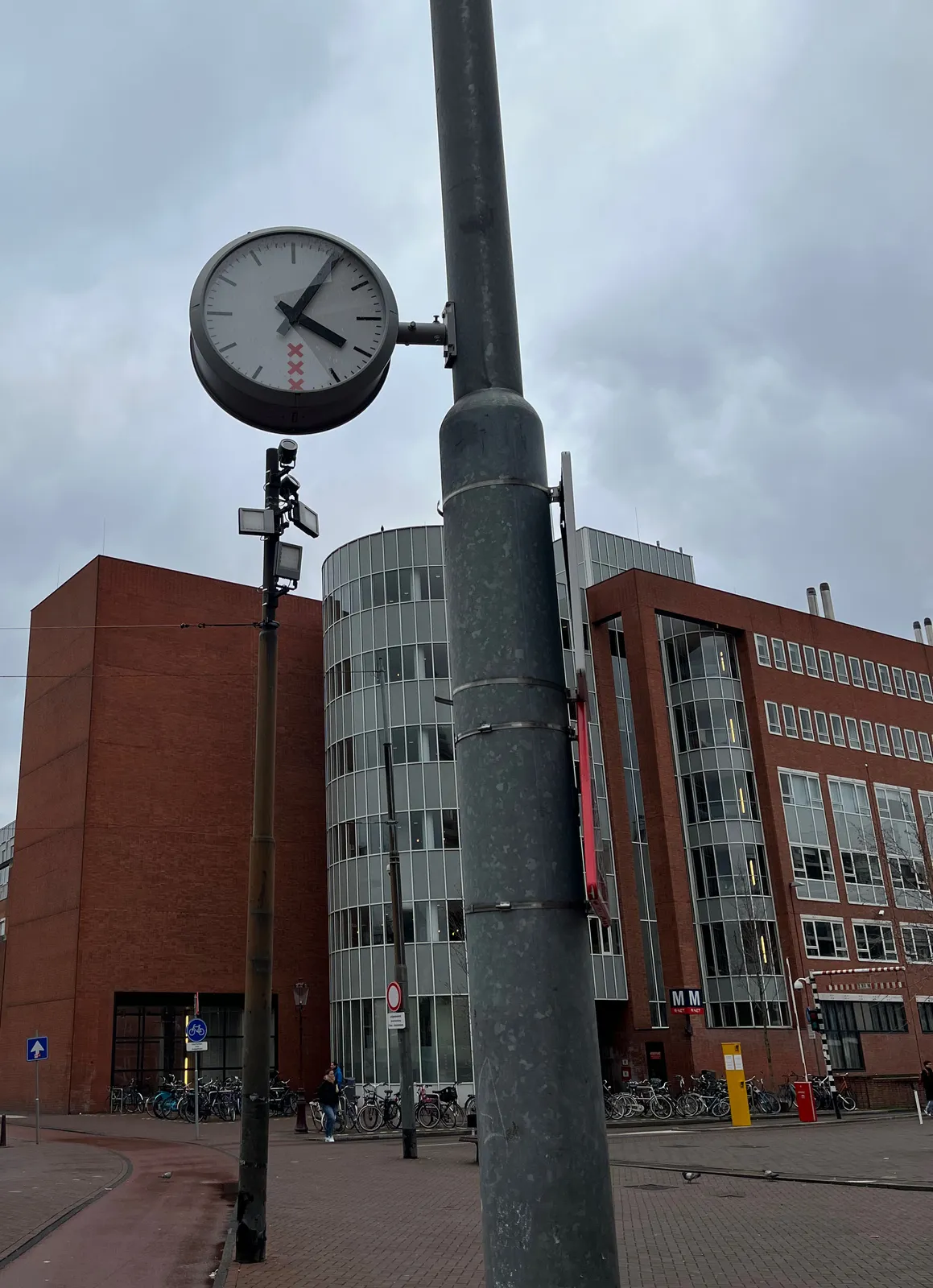 It is 16:05 on this clock that’s attached to a pole in the center of Amsterdam.