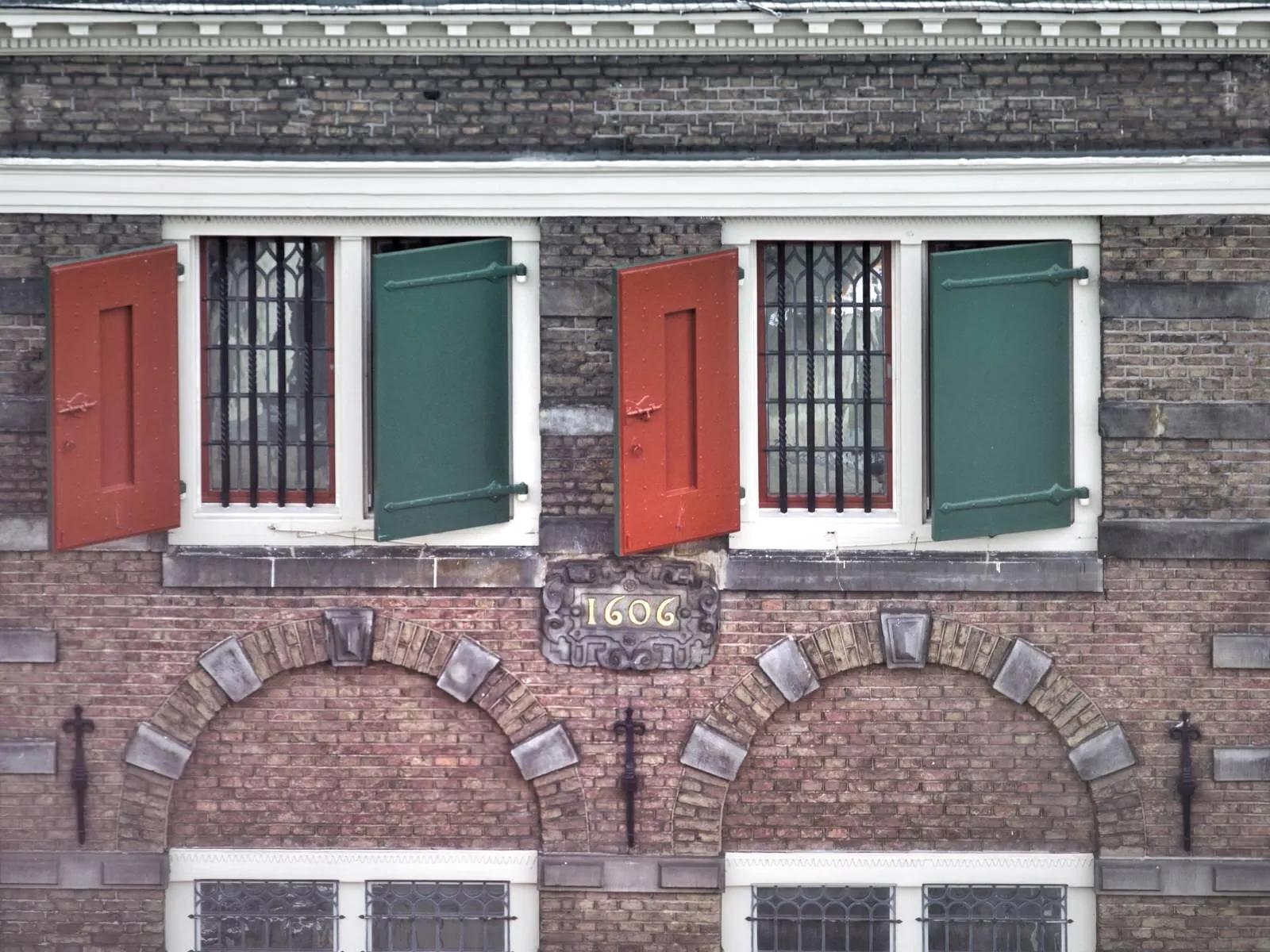 The digits on this old facade say 1606