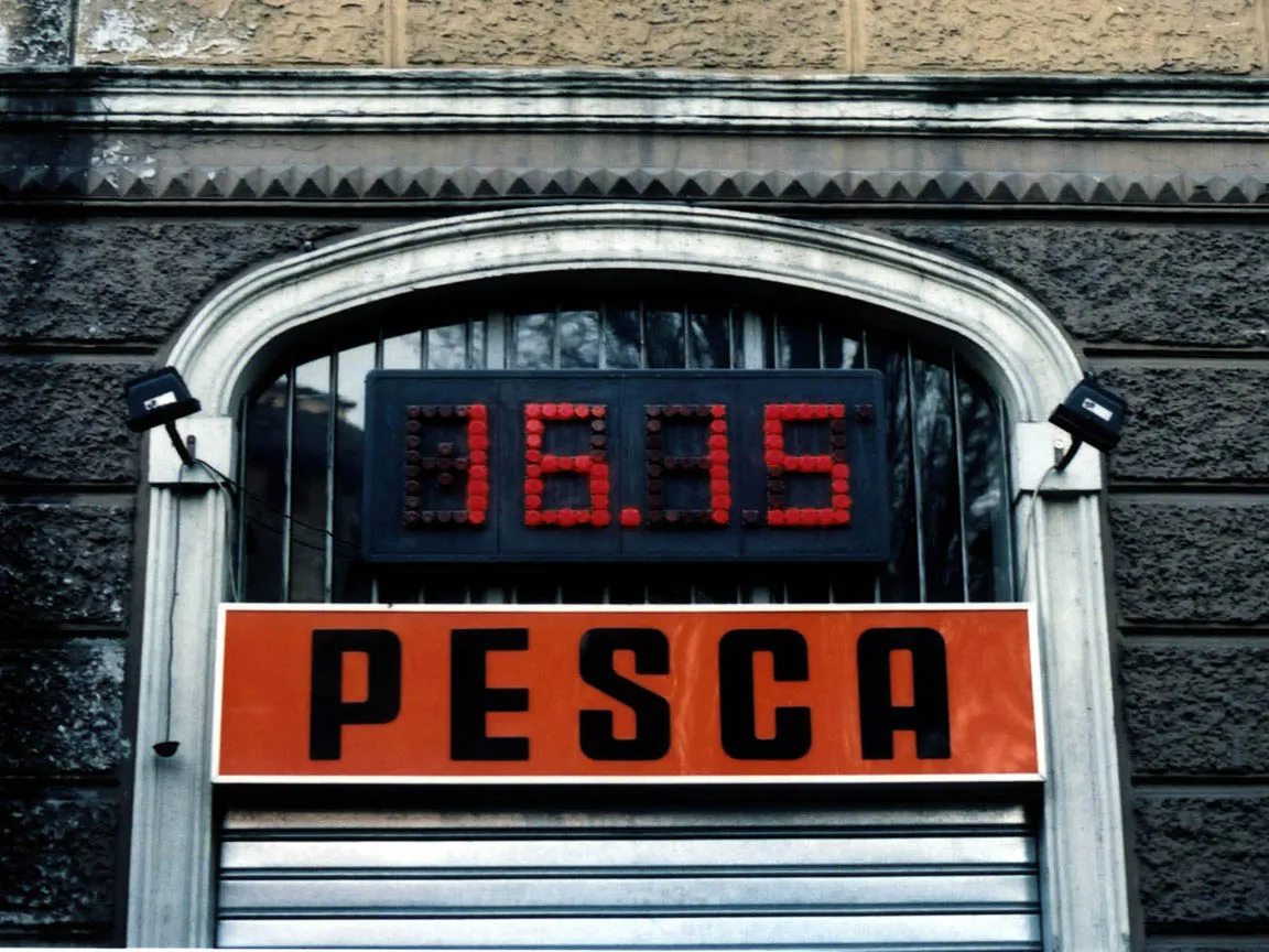 A clock which is displayed above the word Pesca says it is 16:15