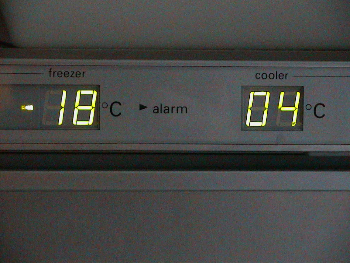 The freezer is -18 degrees celcius, and the cooler is at four. And this clearly read as 18:04.