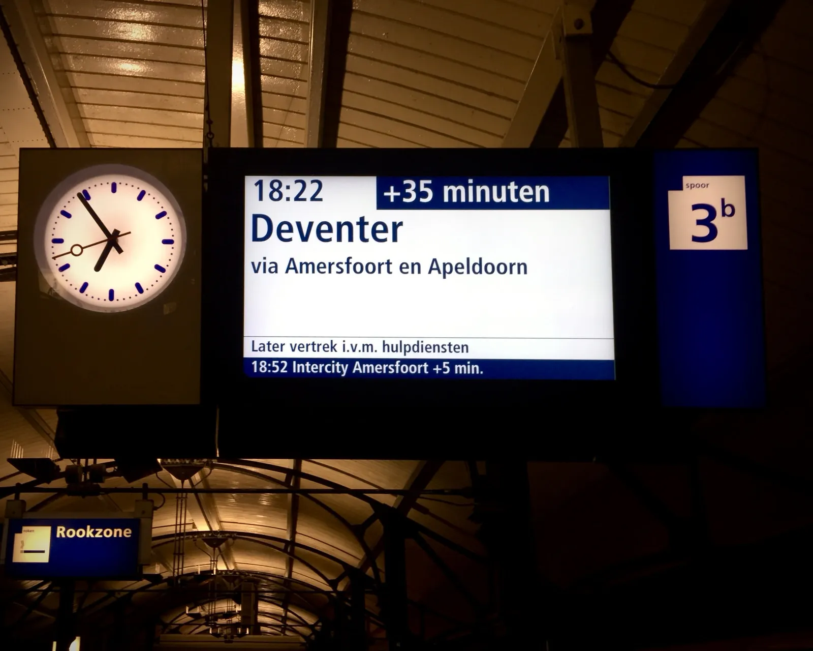 The 18:22 train to Deventer has a 35 minute delay. It is now 18:54