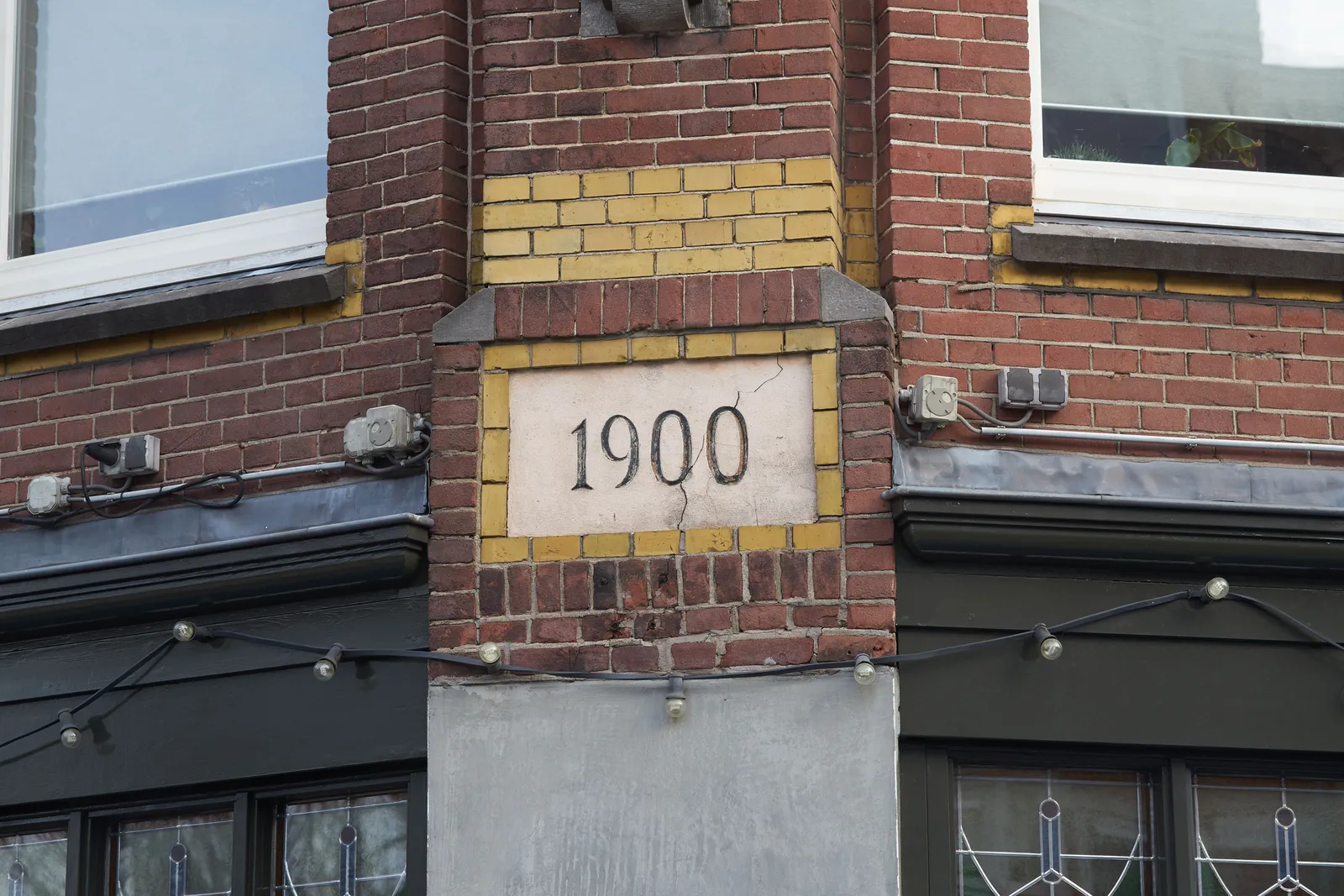 A sign on a building that says 1900.