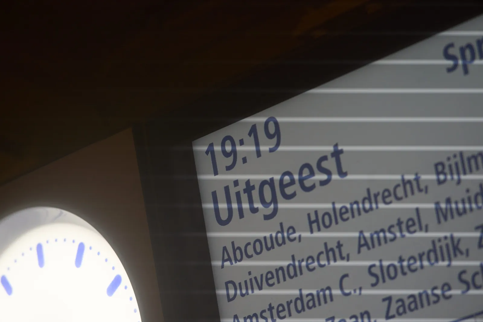 According to this sign the train to the small Dutch town of Uitgeest will depart at 19:19.