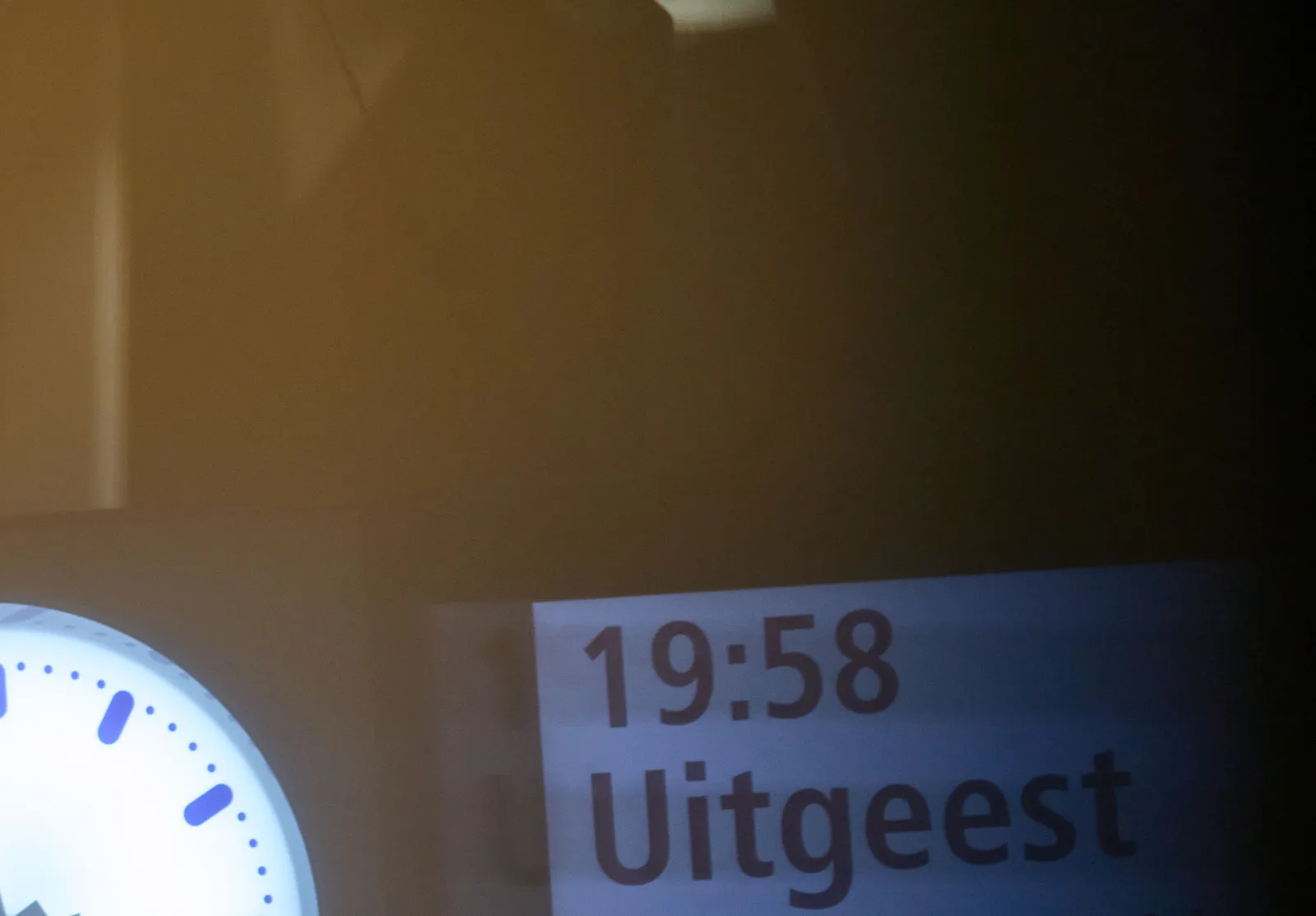 According to this sign the train to the small Dutch town of Uitgeest will depart at 19:58.