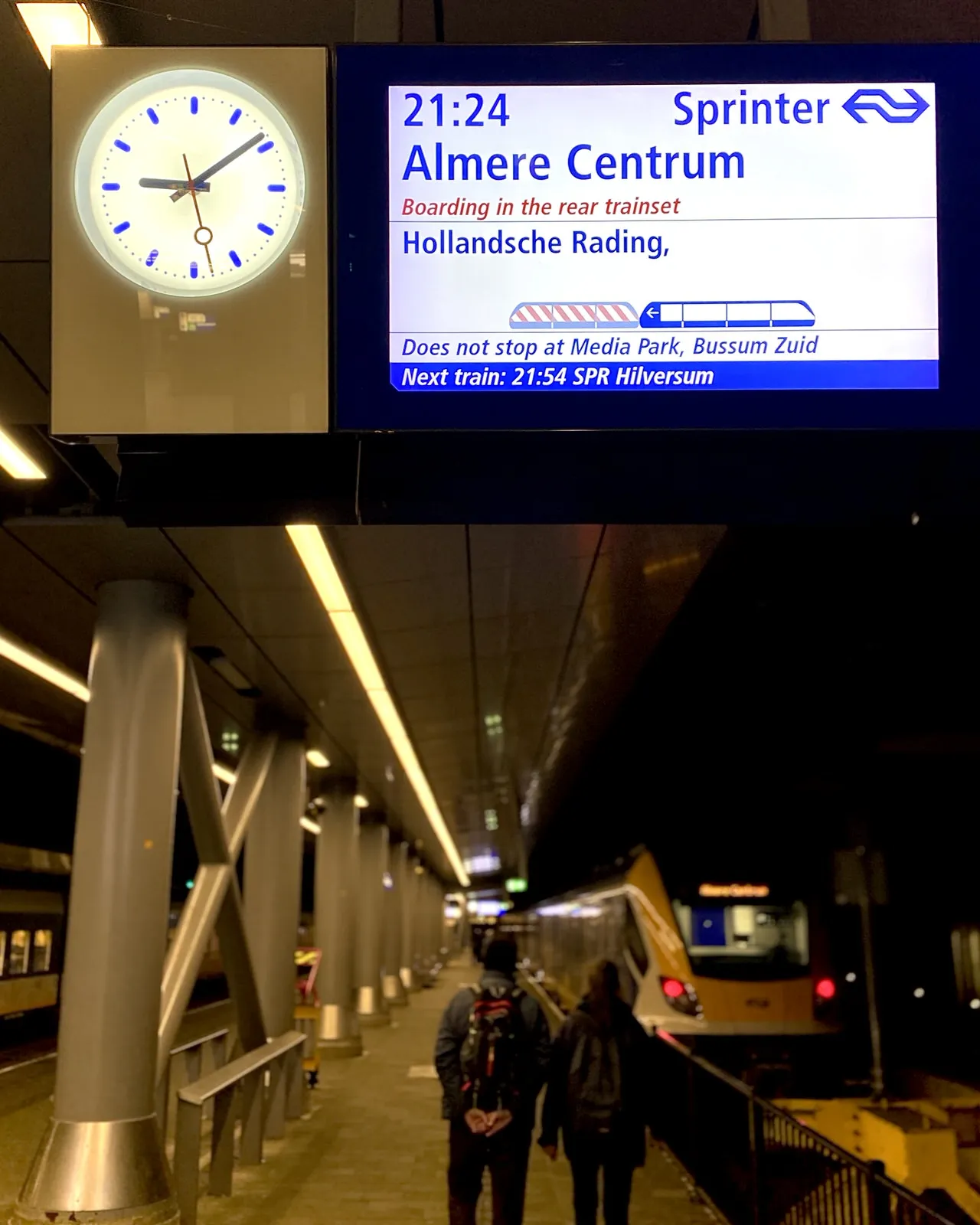 It is 21:09. The train to Almere Central station leaves in 15 minutes.