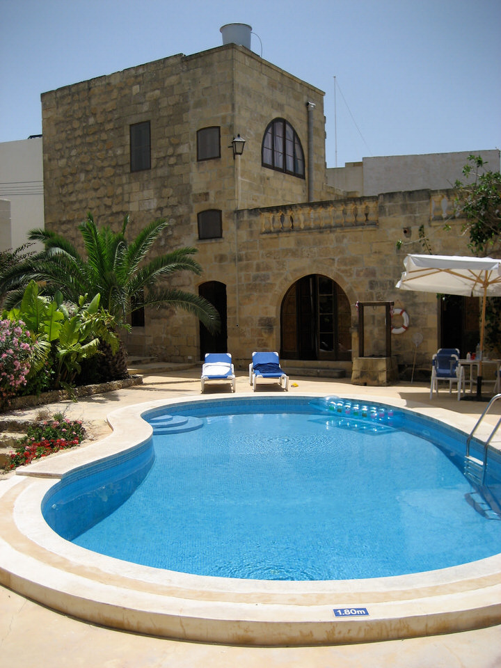 zwembad met villa op gozo, de grote versie