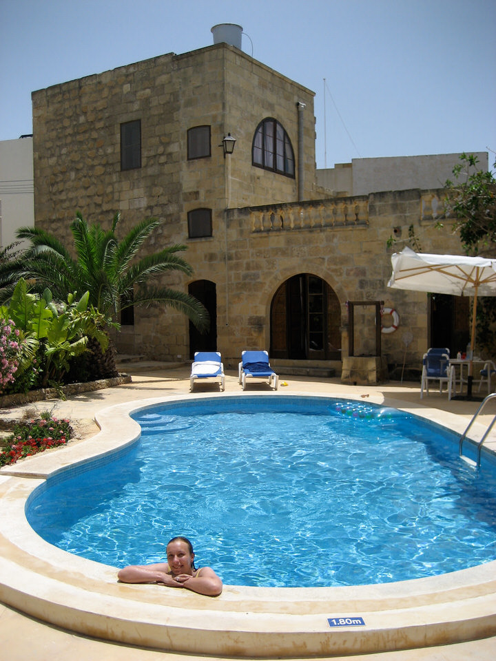 in het zwembad op gozo, de grote versie
