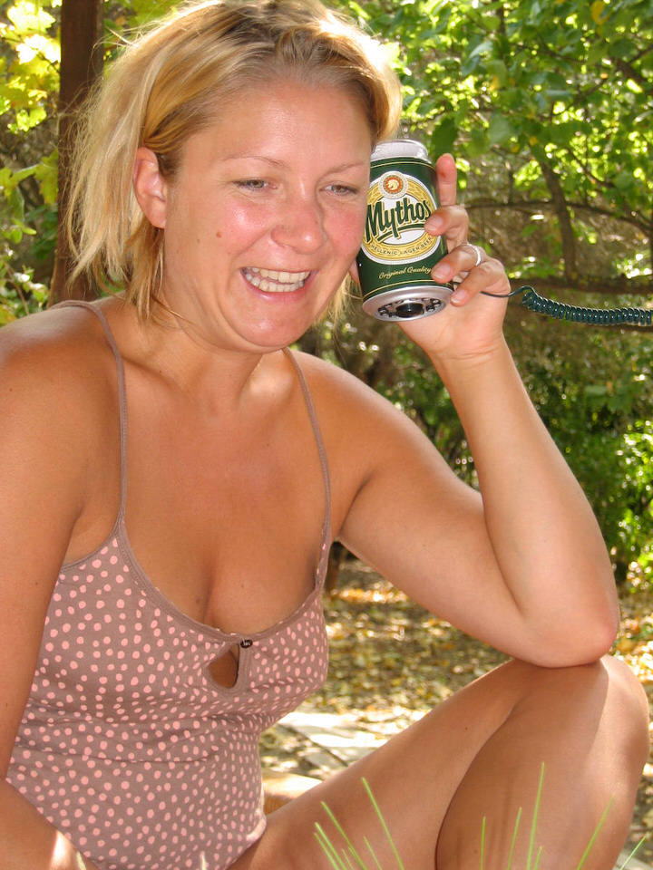 corne met een blikje mythos bier, de grote versie