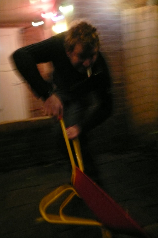 vlak voor twaalven met een kruiwagen, de grote versie
