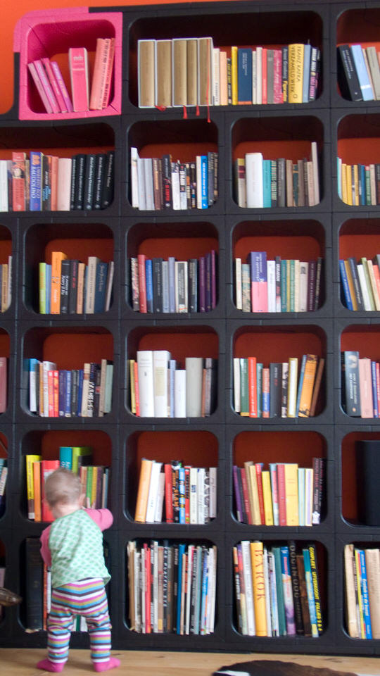 kiki staat voor de boekenflat 02, de grote versie