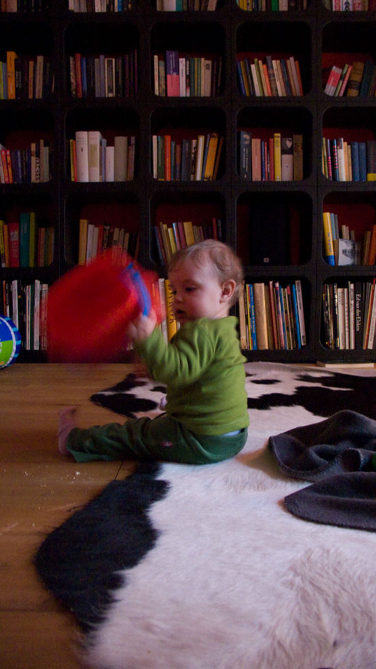 kiki met haar eerste sinterklaascadeau 01, de grote versie
