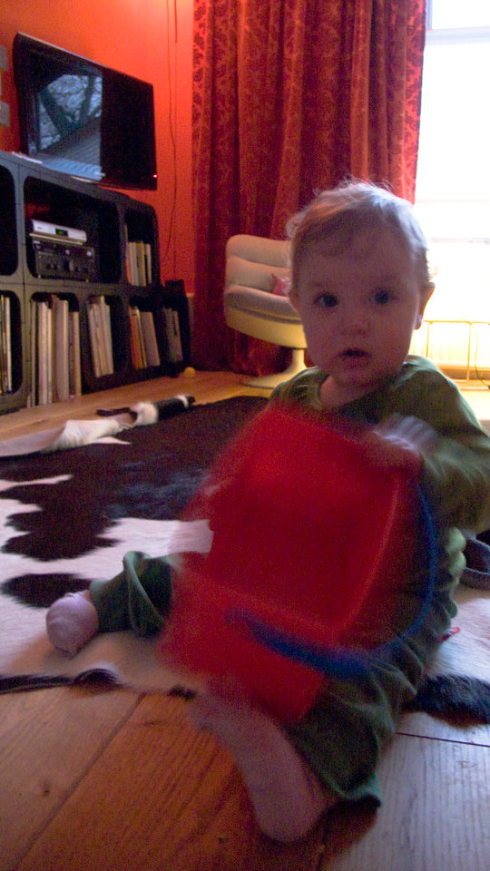 kiki met haar eerste sinterklaascadeau 03, de grote versie