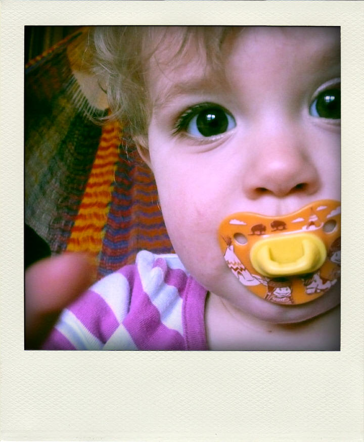 poladroid van kiki met een nieuwe speen, de grote versie