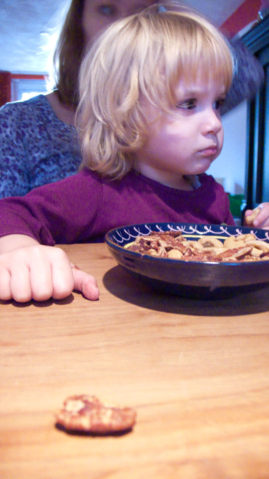 kiki eet cashewnoten 01, de grote versie