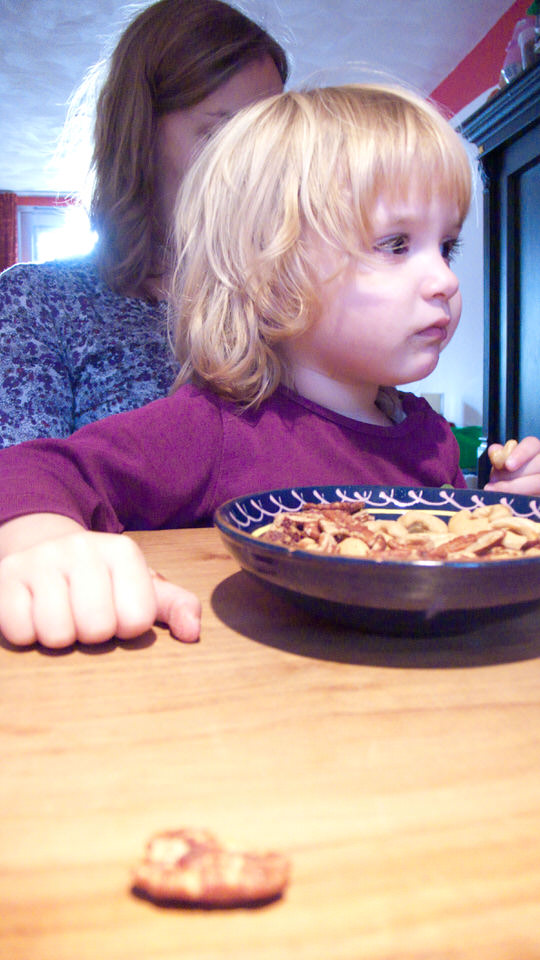 kiki eet cashewnoten 02, de grote versie