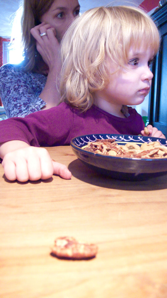 kiki eet cashewnoten 03, de grote versie