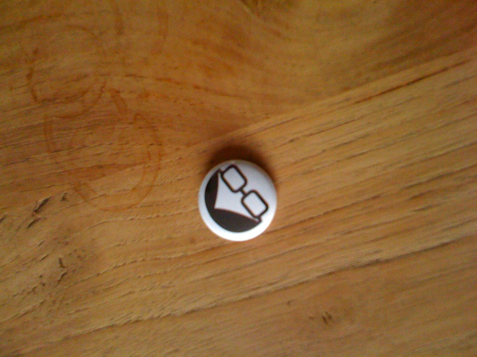 een originele daily nerd broche, de grote versie
